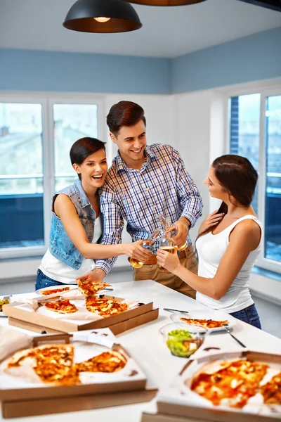 ¡Salud! Amigos felices animando botellas de cerveza en interiores. Fiesta. Cele. — Foto de Stock