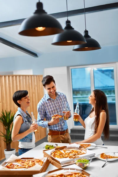 Cena a casa. Amici che si divertono, festeggiano. Amicizia , — Foto Stock