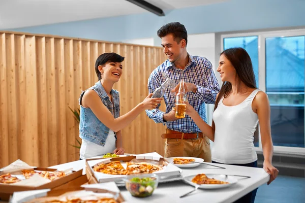 Happy Friends At Party Celebrating Holiday. Friendship, Leisure, — Stock Photo, Image