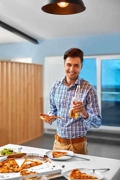 Jantar. Homem a comer pizza, a beber cerveja. Fast Food, Nutrição, L — Fotografia de Stock