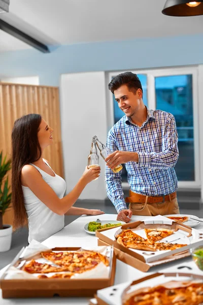 Alla salute. Happy Friends Cheering Bottiglie di birra all'interno. Festa. Cele — Foto Stock