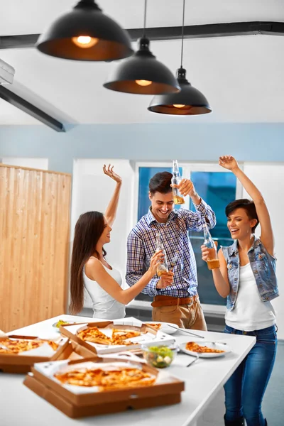 Celebración. Amigos cenando. Comer Pizza, Beber — Foto de Stock