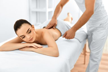 Kadın. Güzellik Spa salonları yordamda masaj. Vücut Bakımı.