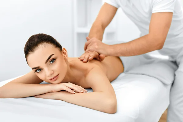 Cuidado del cuerpo. Mujer Spa. Tratamiento de belleza. Masaje corporal, Salón de Spa . — Foto de Stock