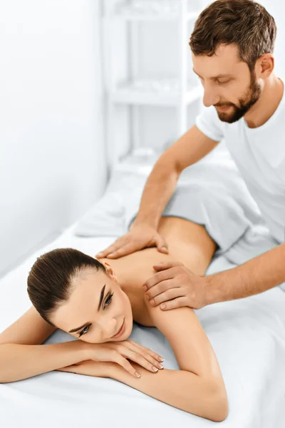 Mujer Spa. Procedimiento de masaje en salón de spa de belleza. Cuidado del cuerpo . — Foto de Stock