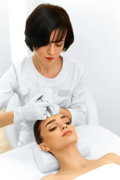 Plastic Surgery. Woman Gets Cosmetic Injection. Cosmetology. Bea — Stock Photo, Image