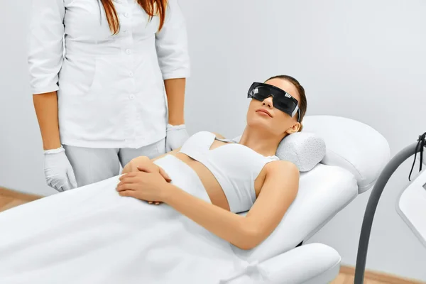 De verzorging van het lichaam. Laser ontharing. Epileren behandeling. Gladde huid. — Stockfoto
