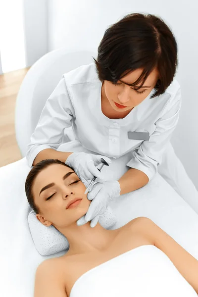 Cirugía plástica. La mujer se inyecta cosméticamente. Cosmetología. Bea. — Foto de Stock