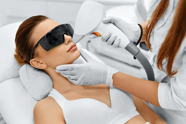 Cuidado com o rosto. Remoção de cabelo a laser facial. Epilação. Pele lisa . — Fotografia de Stock