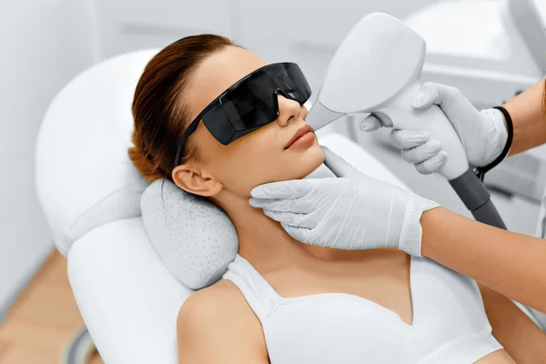 Gezichtsverzorging. Facial laser ontharing. Epileren. Gladde huid. — Stockfoto