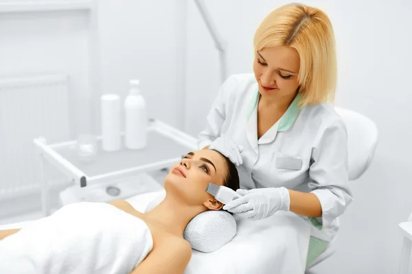 Hautpflege. Ultraschall Kavitation Gesichtspeeling. Hautreinigung — Stockfoto