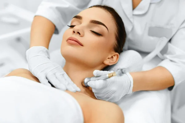 Face Skin Care. Diamond Microdermabrasion Peeling Treatment, Bea — Stockfoto