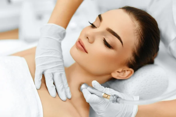 Face Skin Care. Diamond Microdermabrasion Peeling Treatment, Bea — Stockfoto