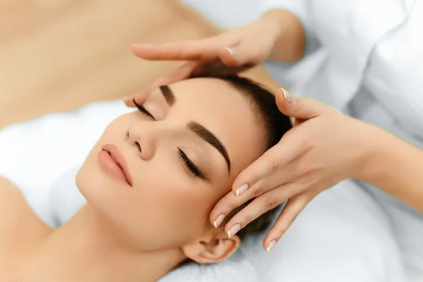 Cuidado de la piel, del cuerpo. Mujer recibiendo masaje facial spa de belleza. Tratamientos —  Fotos de Stock