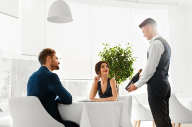 Romantik bir akşam yemeği. Şarap restoran aşık çift için. İçecekler