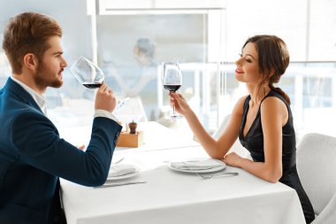 Akşam yemeği, şarap içme Restaura içinde aşık Romantik Çift