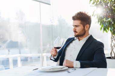 İç. Yakışıklı adam restoranda şarap içme. İş adam Su