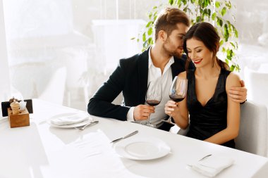 Seviyorum. Yemek yerken, Sevgililer günü kutlama mutlu çift