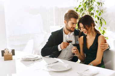 Seviyorum. Yemek yerken, Sevgililer günü kutlama mutlu çift