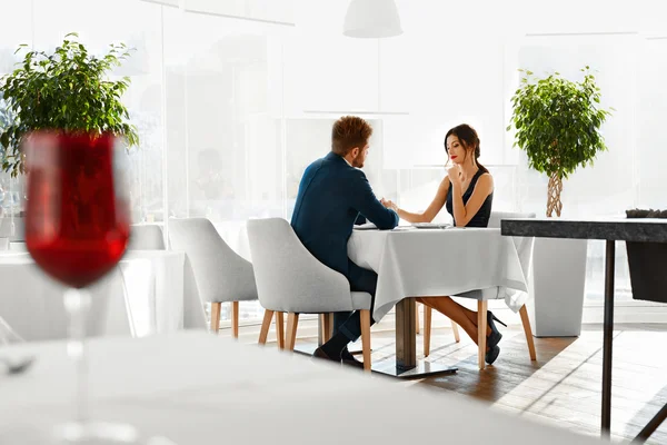 Romantic Dinner. Happy Lovely Couple In Restaurant. Love, Romanc — Stock Photo, Image