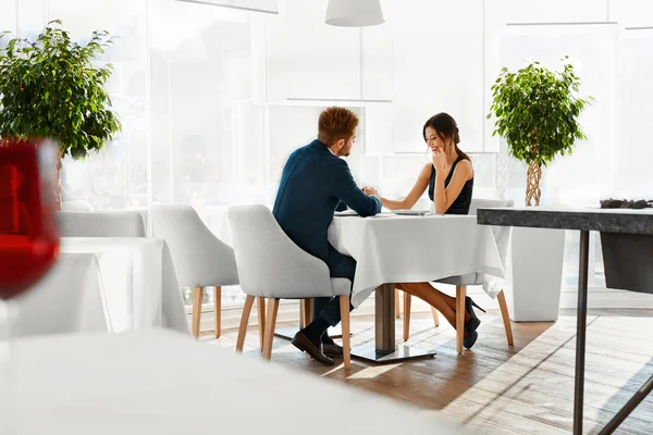 Romantisch diner. Gelukkige mooie paar In Restaurant. Liefde, Romanc — Stockfoto