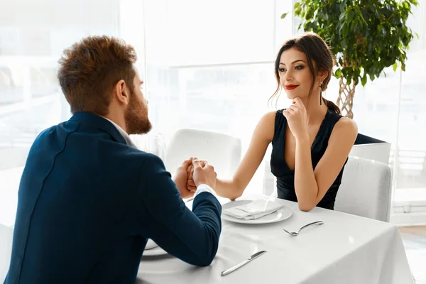 Happy Romantic Couple In Love Dining In Restaurant. Love, Romanc — 图库照片