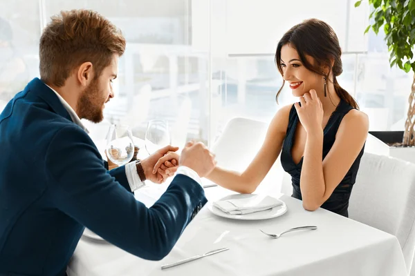 Couple In Love Celebrating. Romantic Dinner In Restaurant. Roman — Stock Photo, Image