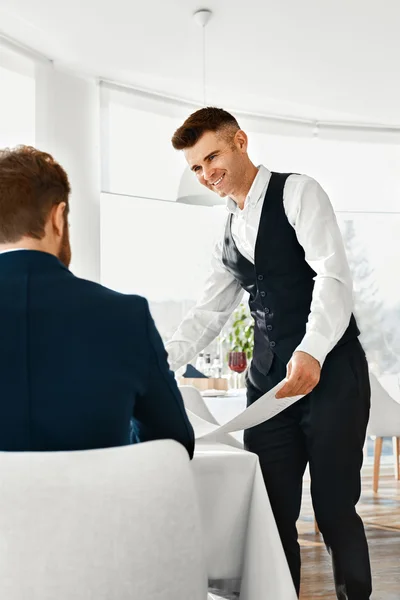 Cena en el restaurante. Camarero sirviendo pareja de amor romántico. Valen. — Foto de Stock