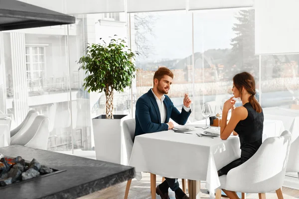 Romantisches Abendessen. glückliches schönes Paar im Restaurant. Liebe, Romantik — Stockfoto