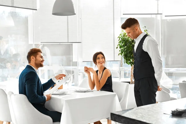 Jantar romântico. Casal feliz no amor encomendar comida no restaurante — Fotografia de Stock