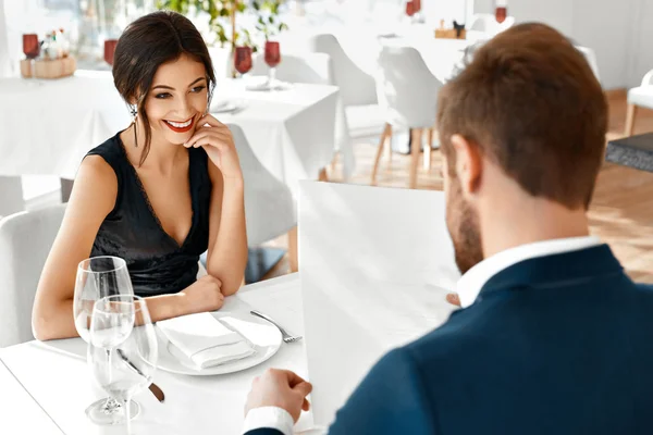 Casal romântico apaixonado. Jantar no restaurante. Romance e Relat — Fotografia de Stock