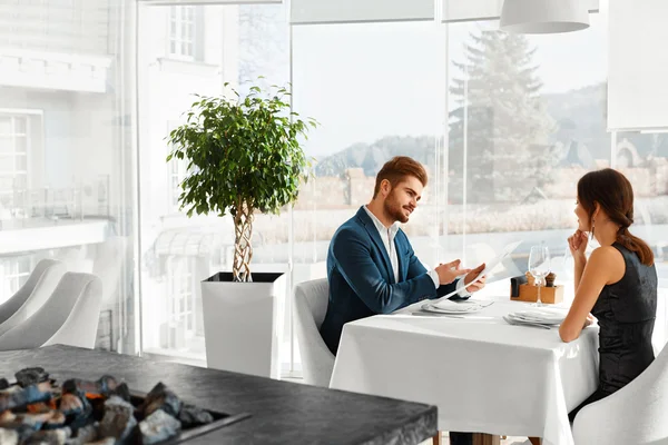 Pareja romántica enamorada. Cena en el restaurante. Romance y relación — Foto de Stock