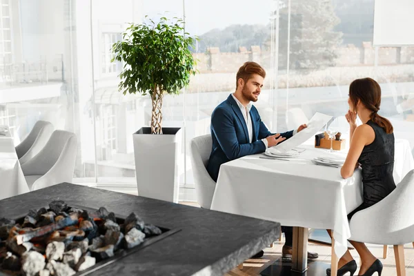 Pareja enamorada, cena romántica en el restaurante. Día de San Valentín . — Foto de Stock