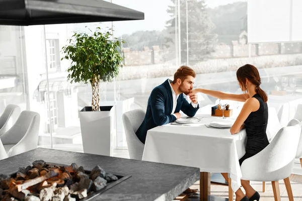 Pareja feliz enamorada. Cena romántica en el restaurante. San Valentín — Foto de Stock