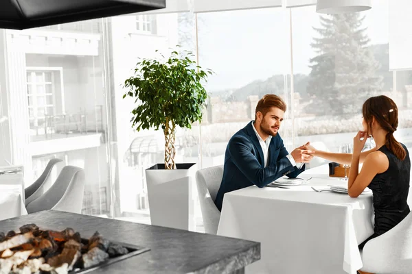 Αγάπη, ρομαντική. Ρομαντικό ζευγάρι που έχοντας το γεύμα στο εστιατόριο. ΒΑΛΕ — Φωτογραφία Αρχείου