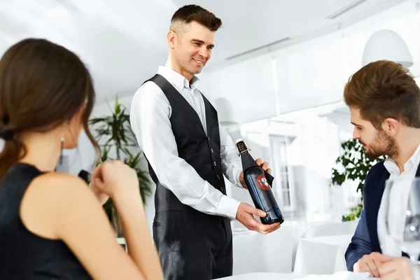 Cena romántica. Vino para pareja enamorada en el restaurante. Bebidas. —  Fotos de Stock