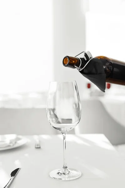 Vin. Hälla rött vin från flaska i glas vin. Drycker. — Stockfoto