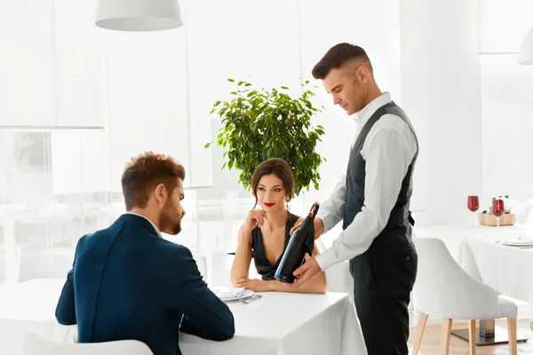 Romantisches Abendessen. Wein für verliebte Paare im Restaurant. Getränke — Stockfoto