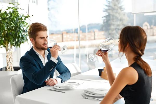 恋、夕食、レストランでワインを飲みながらロマンチックなカップル — ストック写真