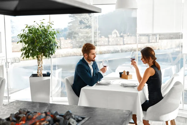 Casal romântico apaixonado jantando, bebendo vinho em Restaura — Fotografia de Stock