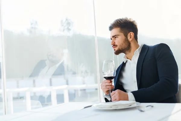 Пей. Красавчик пьет вино в ресторане. Бизнесмен Су — стоковое фото