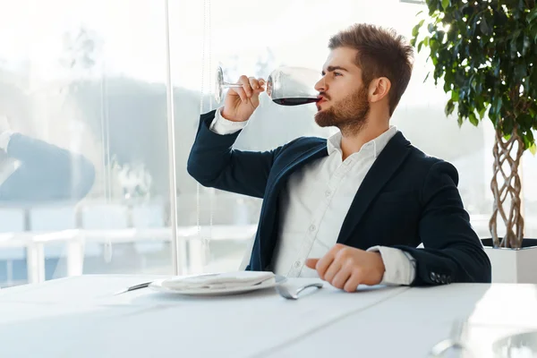 Vinho. Man Tasting Wine (em inglês). Empresário a beber no restaurante. Cele. — Fotografia de Stock