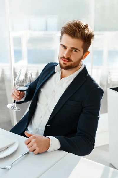 Vino. Hombre degustando vino. Empresario bebiendo en el restaurante. Cele. —  Fotos de Stock