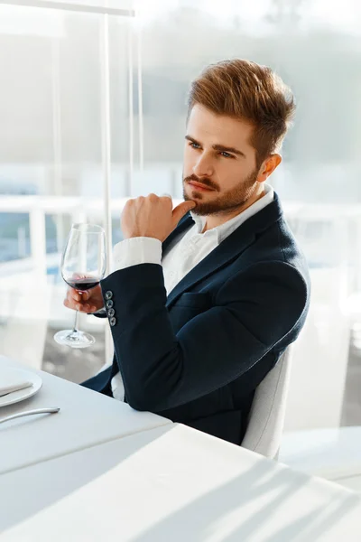 Wein. Mann bei der Weinprobe. Geschäftsmann trinkt im Restaurant. cele — Stockfoto