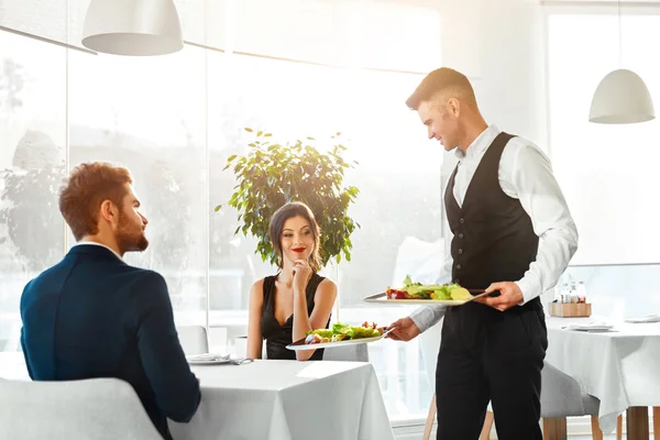 Amor casal tendo jantar romântico no restaurante. Alimentos Saudáveis E — Fotografia de Stock