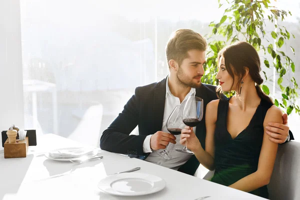 Love. Happy Couple Having Dinner, Celebrating Valentine's Day In — Stock Photo, Image