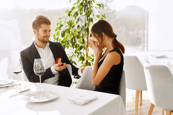 Liefde. Romantisch paar. Huwelijksaanzoek In Restaurant. Bruiloft, — Stockfoto