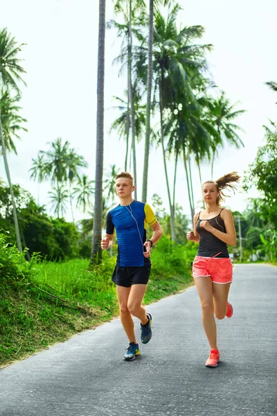 Deportes. Pareja corredora corriendo, trotando en la carretera. Fitness, Saludable —  Fotos de Stock