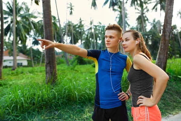 Un estilo de vida saludable. Pareja de corredores preparándose para correr. Fitness y S —  Fotos de Stock