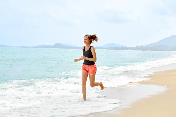 Fitness. Mujer atlética corriendo en la playa. Deportes, Hacer ejercicio, Él —  Fotos de Stock